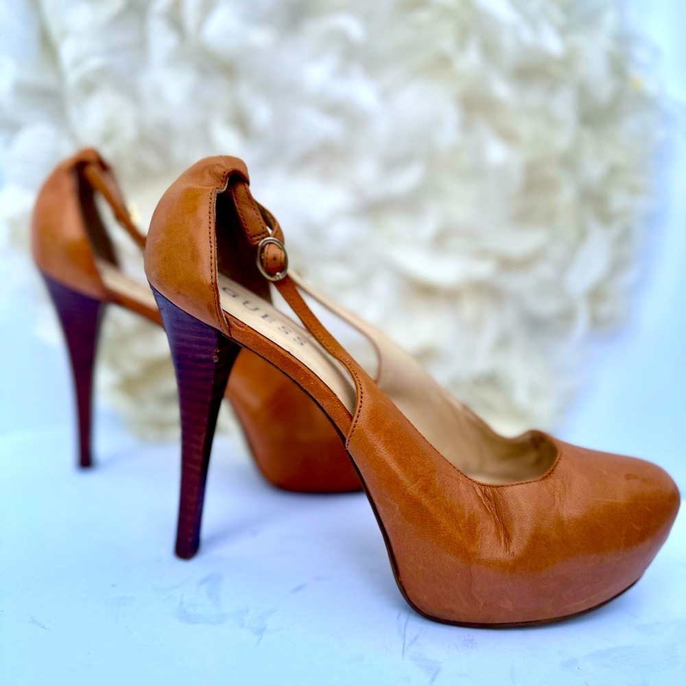 Guess heels in distressed like leather material